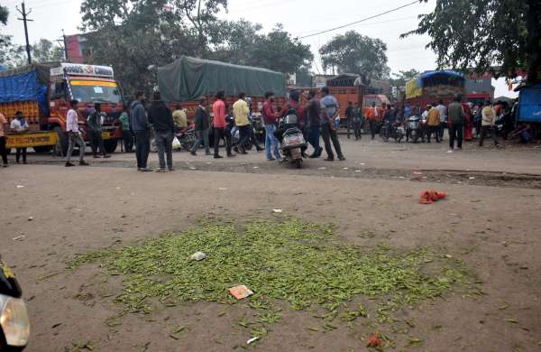 किसानो ने घेरी मण्डी  