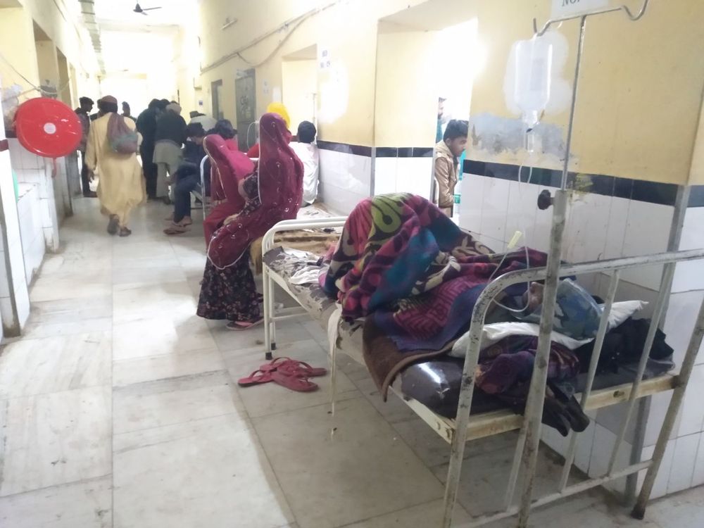 अस्पताल की गैलरी में बेड लगातार मरीजों की भर्ती 