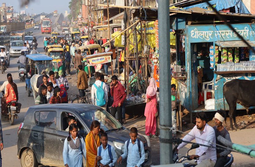 There is no space left on the footpath in the market, shops are being set up in front of the shops