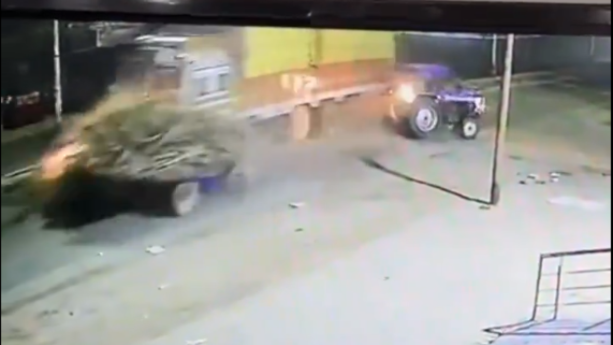 Video: हादसे का खौफनाक वीडियो, ट्रक ने ट्रैक्टर को 500 मीटर घसीटा, देखकर कांप
जाएगी रूह