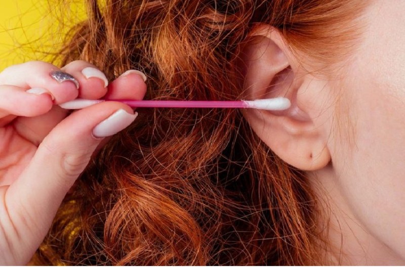 चिकित्सा विशेषज्ञों के मुताबिक हर महीने सैकड़ों ऐसे मामले सामने आते हैं, जहां लोग अनजाने में अपने कानों को नुकसान पहुंचाते हैं।