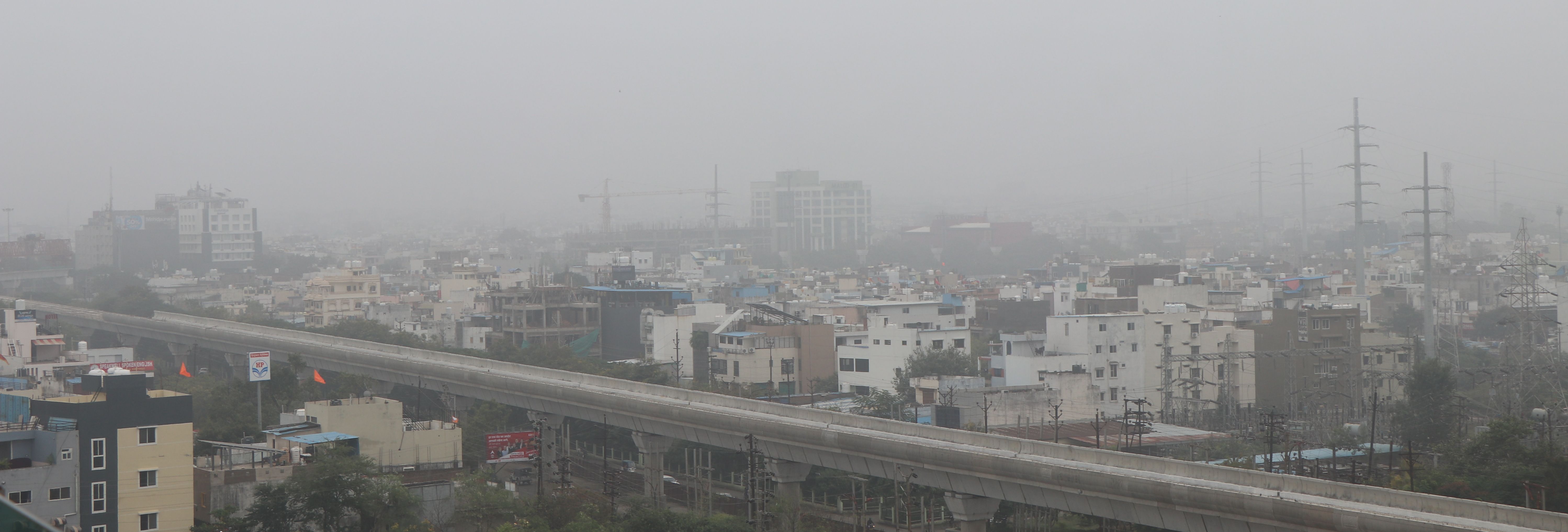 दिनभर छाई धुंध हवा ने ठिठुराया।