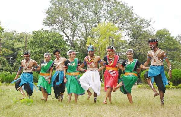 पहले दिन ग्रुप और एकल नृत्य प्रतियोगिता की प्रस्तुति हुई।