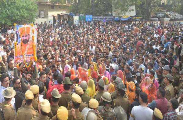 घूम-घूम कर बंद करवाया कोटा, रैली निकाल किया प्रदर्शन