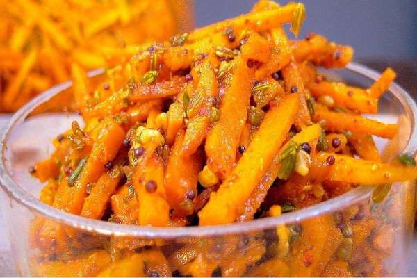 सर्दियों में कच्ची हल्दी आसानी से उपलब्ध हो जाती है, ऐसे में इसका इस्तेमाल किया जाना चाहिए