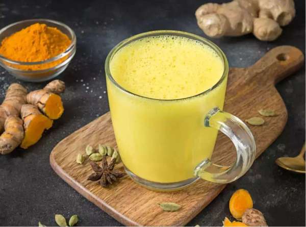 हल्दी के दूध को गोल्डन मिल्क कहते हैं, सर्दियों में यदि रोजाना ह​ल्दी के दूध का सेवन करेंगे, तो कई फायदे देखने को मिलेंगे