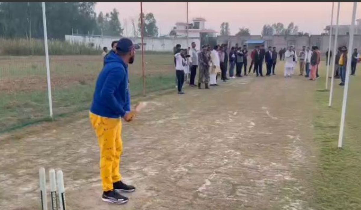 Video: भाजपा विधायक आकाश सक्सेना ने फेंकी बॉल, शमी ने मारा शॉट; 28 सेकंड का
देखें वीडियो