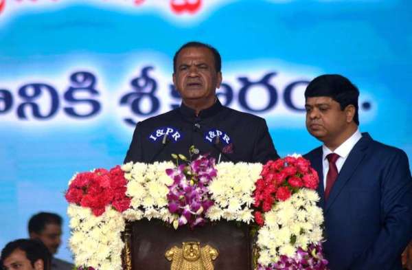 कोमाटी रेड्डी वेंकट रेड्डी ने गुरुवार को हैदराबाद के लाल बहादुर शास्त्री स्टेडियम में तेलंगाना के मंत्री पद की शपथ ली।