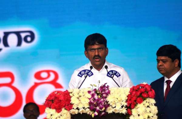 खम्मम के पूर्व सांसद पोंगुलेटी श्रीनिवास रेड्डी ने गुरुवार को हैदराबाद के लाल बहादुर शास्त्री स्टेडियम में तेलंगाना के मंत्री की शपथ ली।