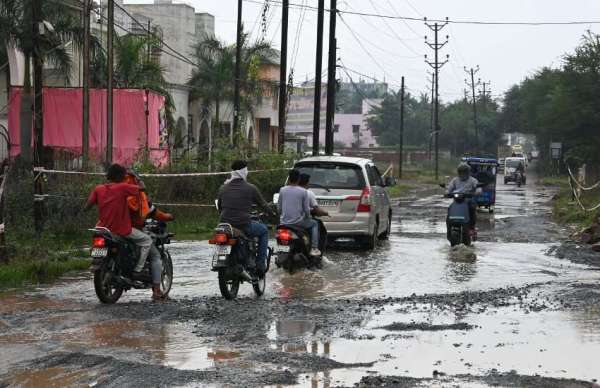 दुसरे गाड़ी का निकलने के इंतजार में दिखाई देते है। ताकि सही से गहराई का पता चल सके। कई बार कारों की लंबी कतार भी लग जाती है। 