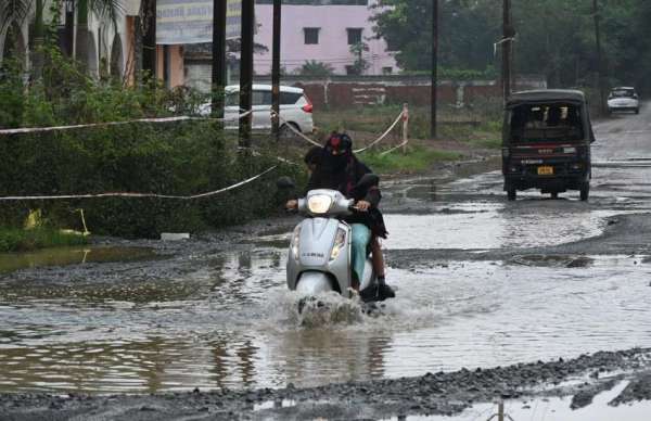 सड़क पर यहां गड्ढ़े ही गड्ढ़े दिखाई देते है। कई राहगीर इस जगह अपने गाड़ी से भी उतर जाते है।