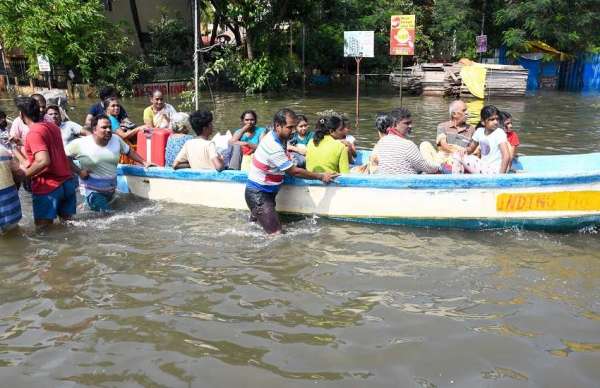 people rescued by boats