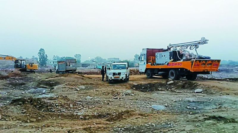 illigal mining : लीज न परमिशन, जंगल से सटी जमीनों पर हो रहा खनन