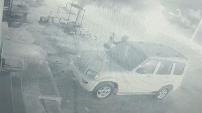 घर के आगे खड़ी स्कॉर्पियों चुराने की कोशिश, मालिक आया तो चाकू दिखा कर डराया