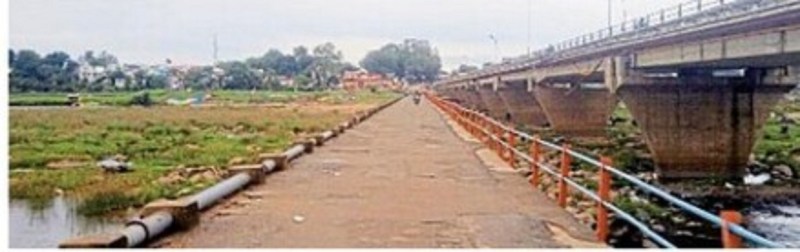 छोटे पुल में मनमाने तरीके से लगाई जा रही रेलिंग, हादसों का रहता है खतरा