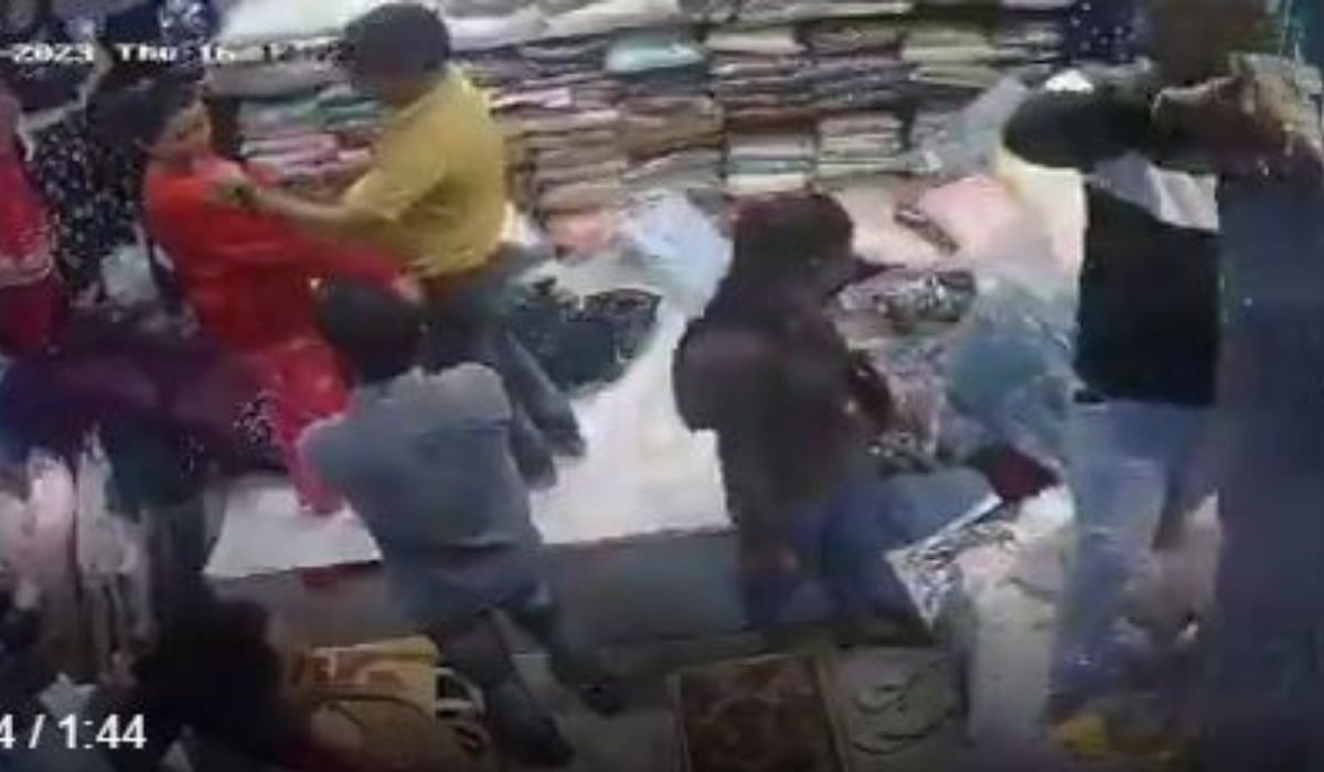 Video: महिला दुकान में गाउन की चोरी, चोरी करने का वीडियो देेकर चकरा जाएंगे आप