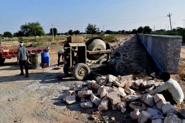 दो करोड़ की लागत से चारदीवारी का निर्माण