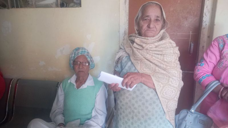 आधार नहीं तो रसोई गैस सिलेंडर में दिक्कत, इधर बायोमैट्रिक्स सत्यापन में बुजुर्गों का नहीं आ रहा अंगूठा