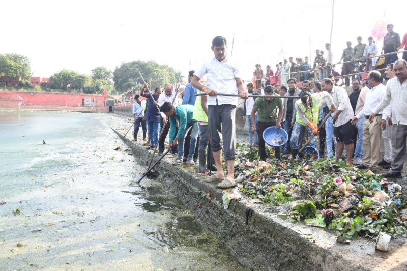 गौरव दिवस पर पशुपतिनाथ की आरती के साथ आतिशबाजी की तो विधायक ने शिवना का सफाई अभियान शुरु किया