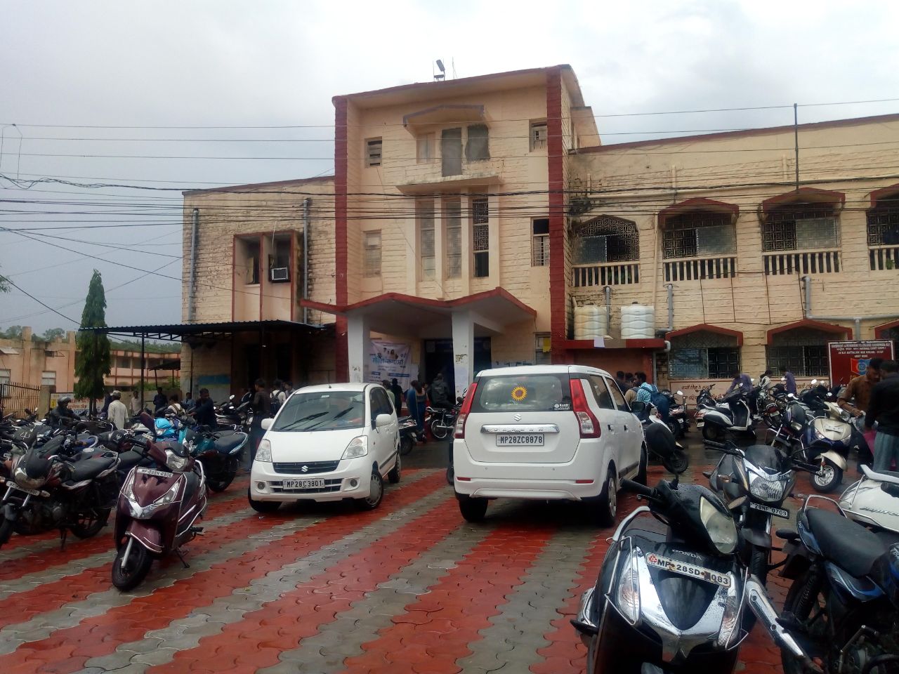 College news: पीजी कॉलेज में पटरी पर नहीं लौटी अध्यापन व्यवस्था