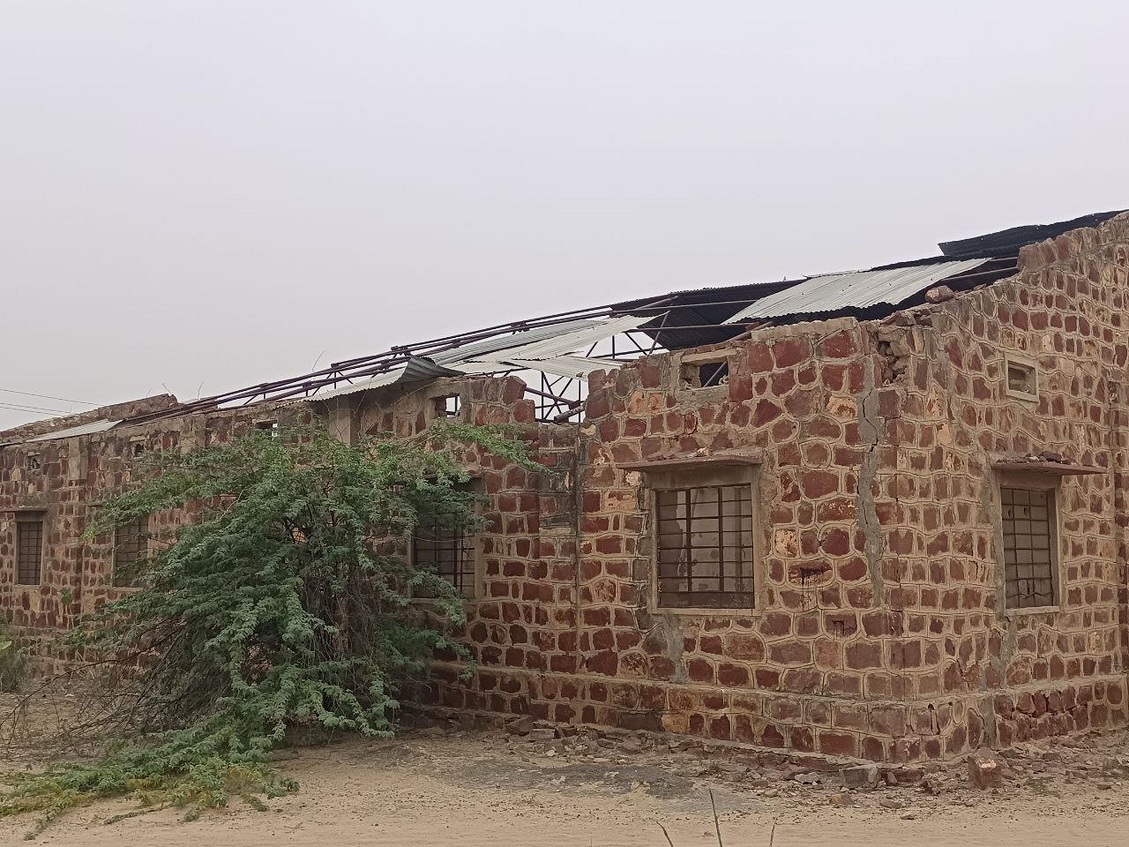 जिम्मेदार कब लेंगे सुध... जर्जर भवन हो रहे खंडहर