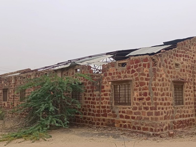 जिम्मेदार कब लेंगे सुध... जर्जर भवन हो रहे खंडहर