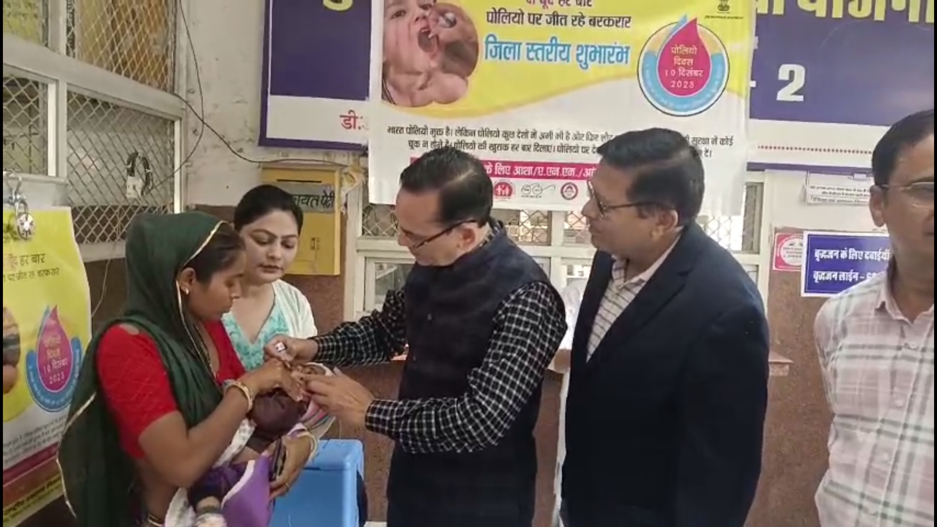 पल्स पोलियो अभियान में नौनिहालों को पिलाई दवा