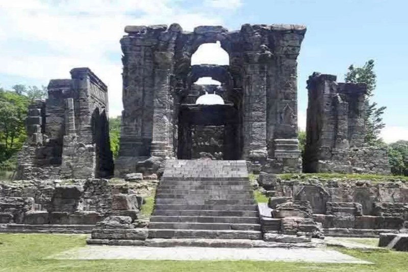 संरक्षित प्राचीन धार्मिक स्थलों पर भी पूजा की अनुमति देने की सिफारिश