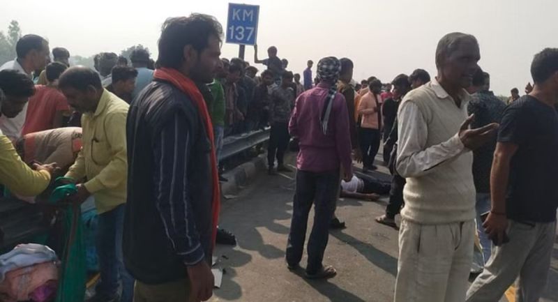 Big highway accident in UP car crushed 9 people 3 people death