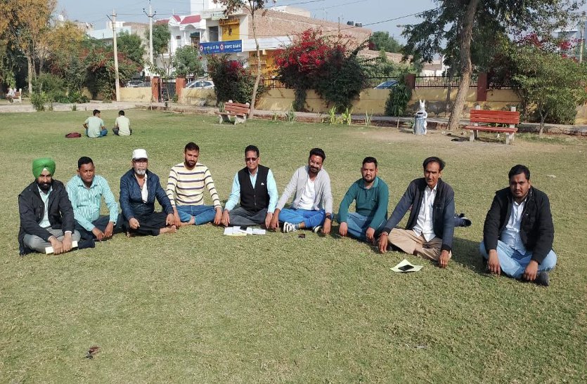 वेतन नहीं मिलने से शिक्षक आर्थिक रूप से हो रहे परेशान, जताया रोष