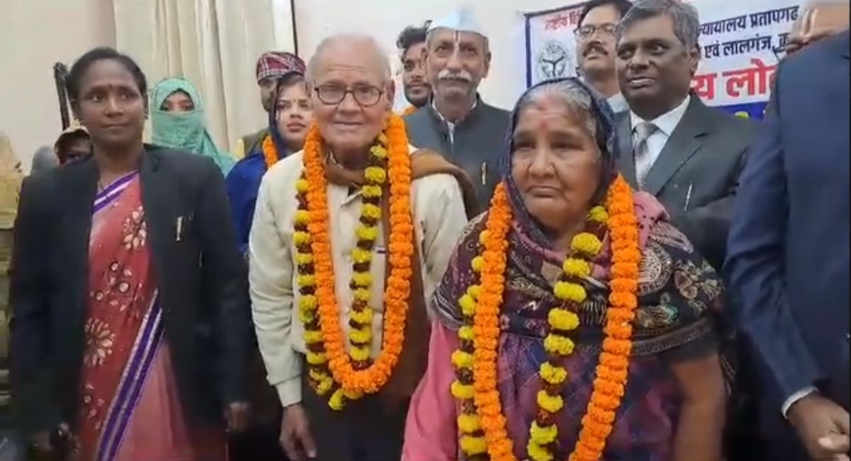 Video: अनूठी शादी: 90 साल के दूल्हे ने 86 साल की दुल्हन को पहनाया वरमाला, देखें
शादी का वीडियो