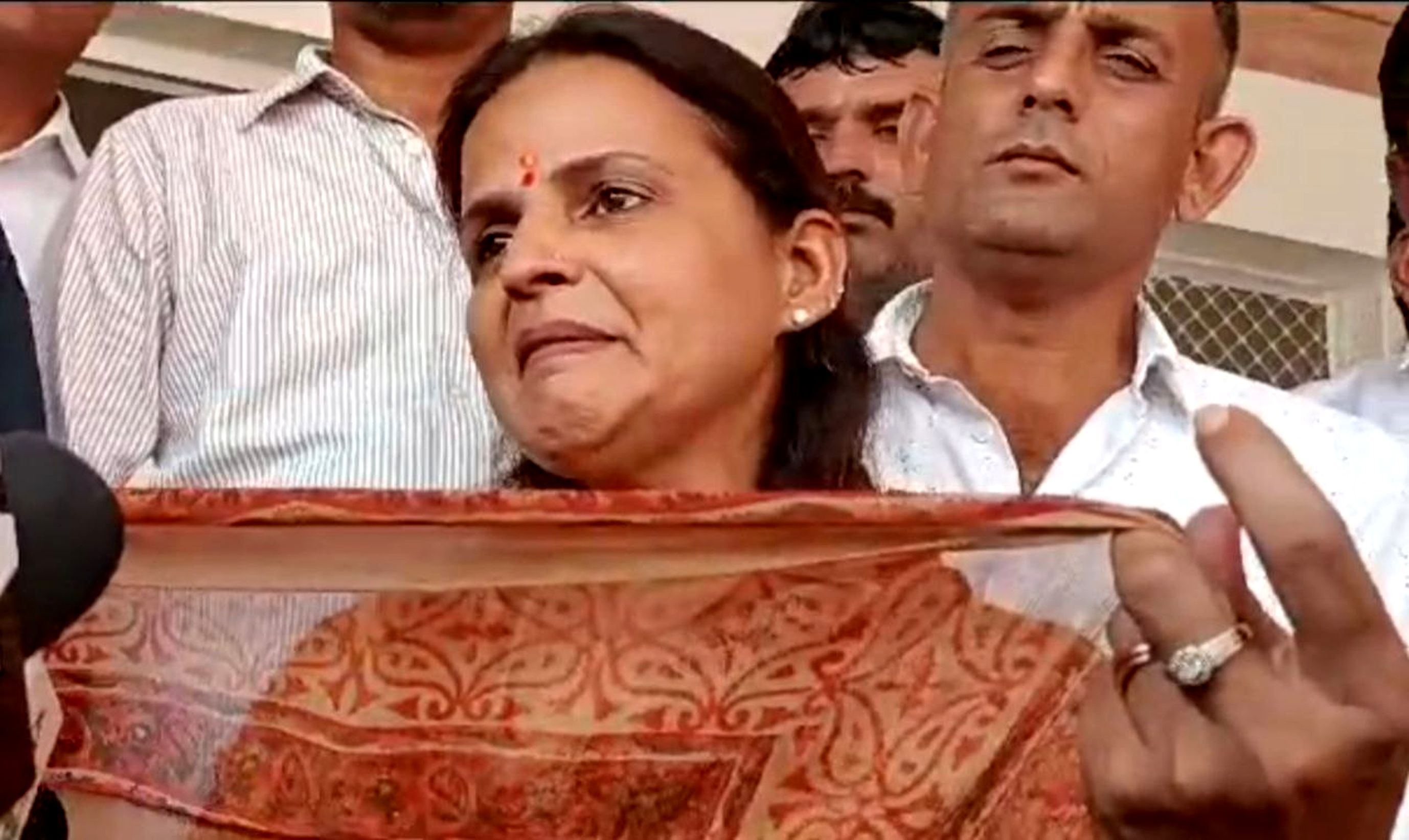 बेटी ने बागी होकर झोली फैला दी...कहा - भरो मायरा
