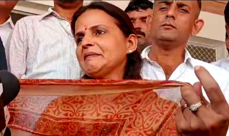 बेटी ने बागी होकर झोली फैला दी...कहा - भरो मायरा