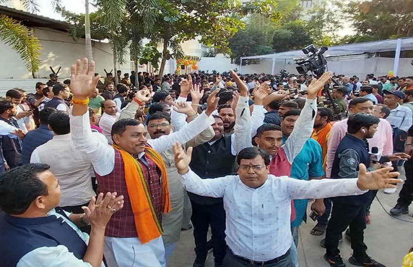वीडियो स्टोरीः विष्णुदेव साय का नाम आते ही भाजपा कार्यकर्ताओं ने जमकर मनाया जश्न