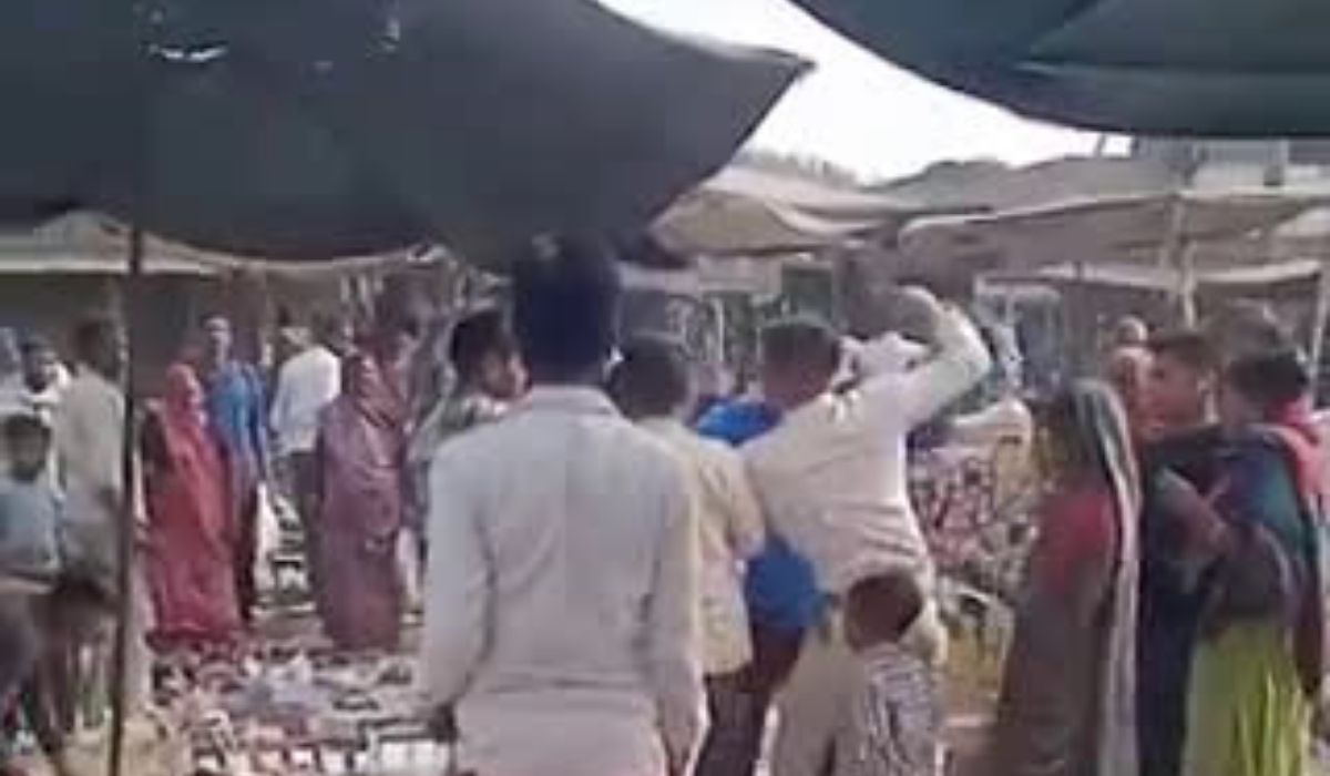 बीच बाजार हैवानियत, महिला से बदसुलूकी की सारी हदें पार, वीडियो वायरल