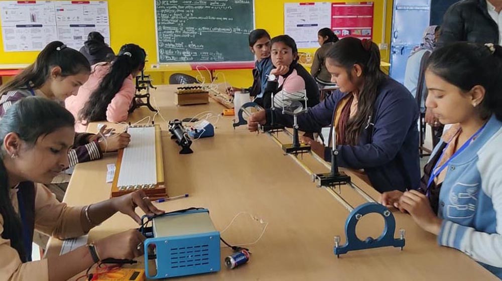 लैब डे पर विद्यार्थियों ने मॉडल की लगाई प्रदर्शनी, वैज्ञानिक दृष्टीकोण पैदा करने में प्रयोगशाला को बताया अहम