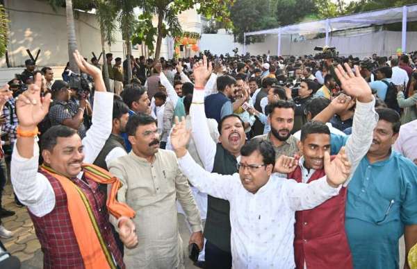 रायपुर@समर्थकों की भीड़ भाजपा मुख्यालय में खु​शियां मनाते। 