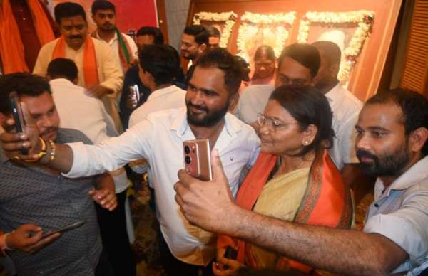 रायपुर@विधायक रेणूका सिंह के साथ सेल्फी लेते समर्थक। 