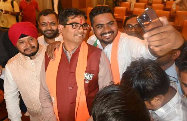 रायपुर@पूर्व आईएएस और विधायक रायगढ़ ओपी चौधरी के समर्थक सेल्फी लेते हुए। 