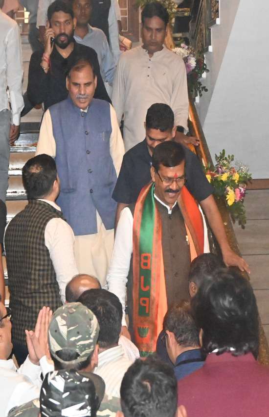 रायपुर@विधायक रायपुर ग्रामीण मोतीलाल साहू बैठक के बाद। 