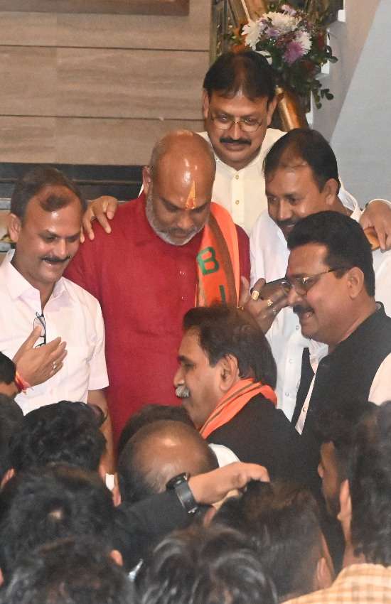 रायपुर@पूर्वमंत्री व विधायक रायपुर प​श्चिम राजेश मूढ़त समर्थकों के साथ। 