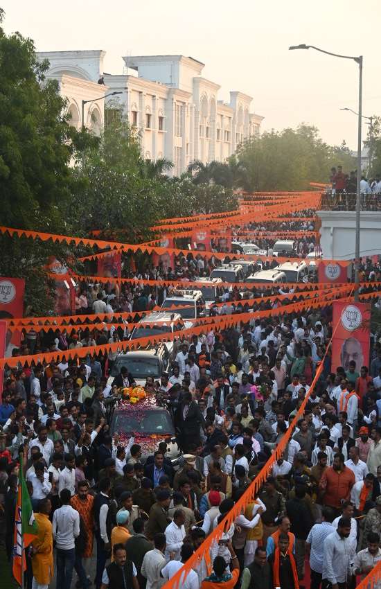 रायपुर@सीएम का काफिला भाजपा मुख्यालय में समर्थकों से ​​घिरा हुआ। 