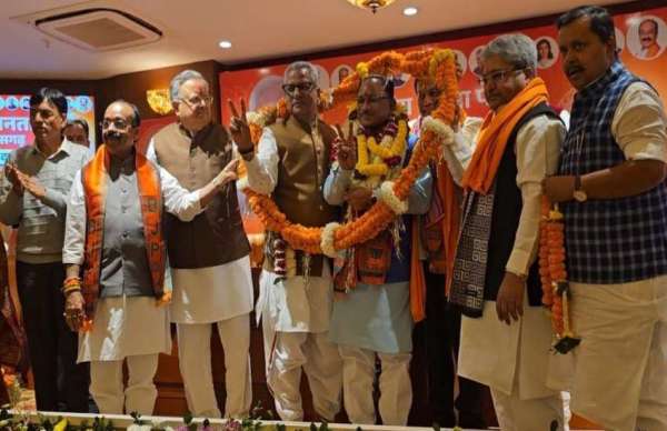 रायपुर@भाजपा मुख्यालय कुशाभाऊ ठाकरे परिसर में विधायक दल की बैठक में मुख्यमंत्री विष्णु देव साय का स्वागत। 