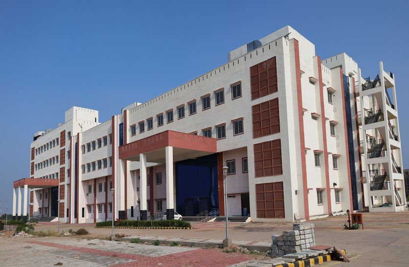 What happened that the new 400 bed hospital could not start even after inauguration?