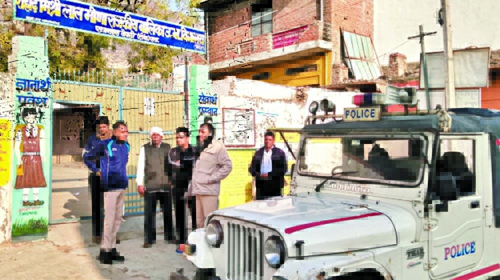 विद्यालय में चोरी का प्रयास, जाग होने पर भागे चोर