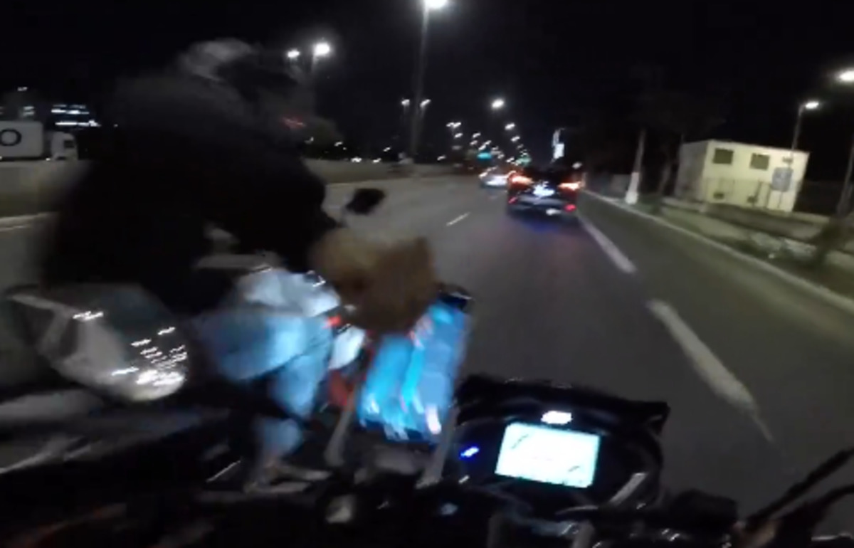 mobile_gets_stolen_from_moving_motorcycle.jpg