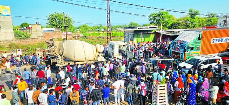 डंपर ने राहगीर को कुचला, ग्रामीणों ने लगाया जाम, ढाई घंंटे बाद उठाया शव