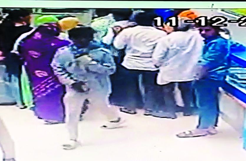बैंक में रुपए जमा करने लाइन में लगे कर्मचारी से एक लाख रुपए चोरी