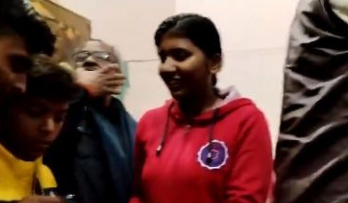 Video: MP सीएम मोहन यादव के ससुराल सुल्तानपुर में मिठाई बांटकर मनाया जश्न, देखें पूरा वी‌डियो