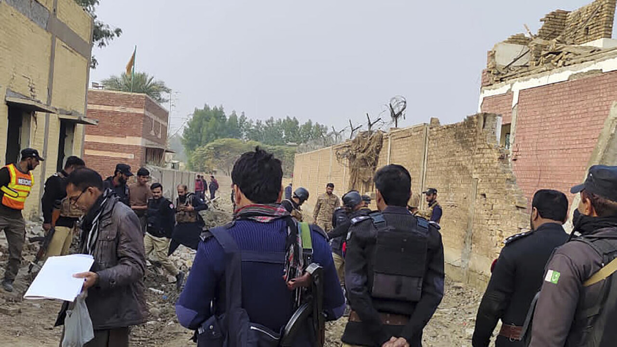 terrorist_attack_on_police_station_in_pakistan.jpg